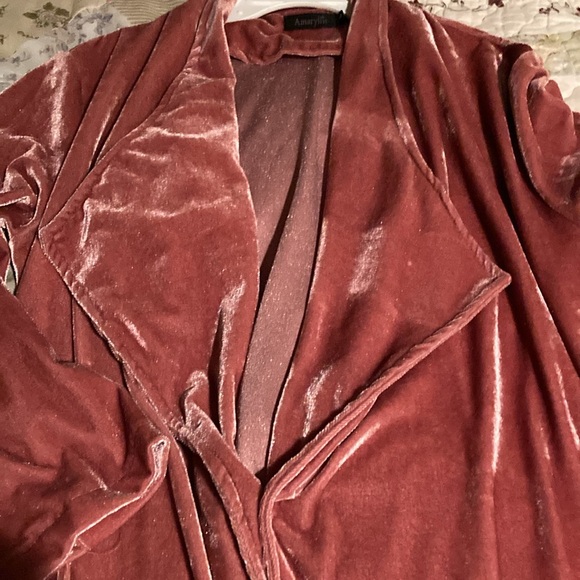 Pink velvet long jacket with lapels and outside pockets. - Picture 3 of 6